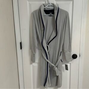 Sesoire Women's Wrap Robe, platinum size M NWT.